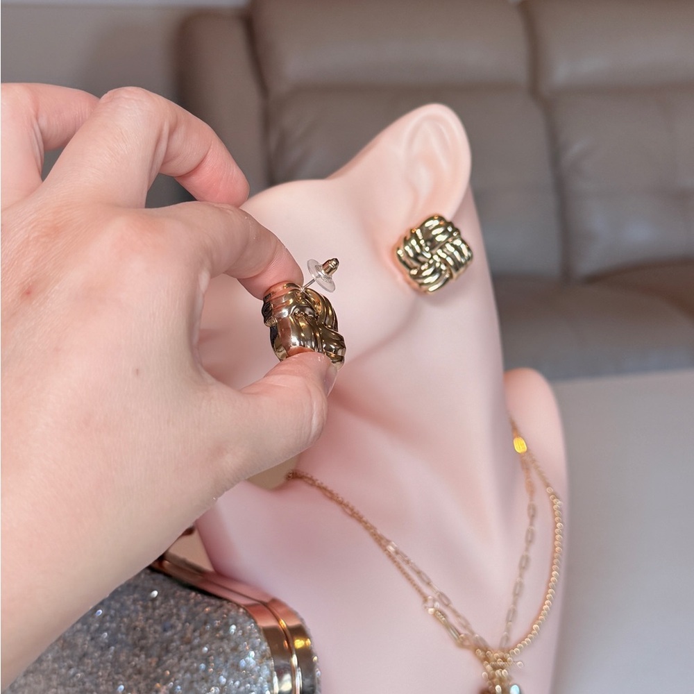 ⚜️ Elegant Gold Knot Earrings - Picture 6 of 9